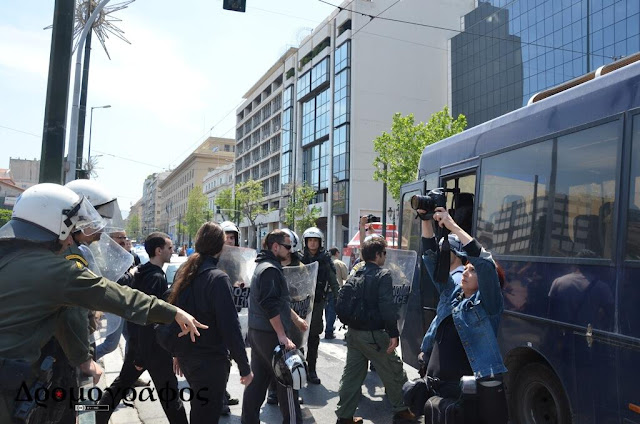 Κατέβασαν την ελληνική σημαία σε ένδειξη διαμαρτυρίας για το κλείσιμο του Indymedia