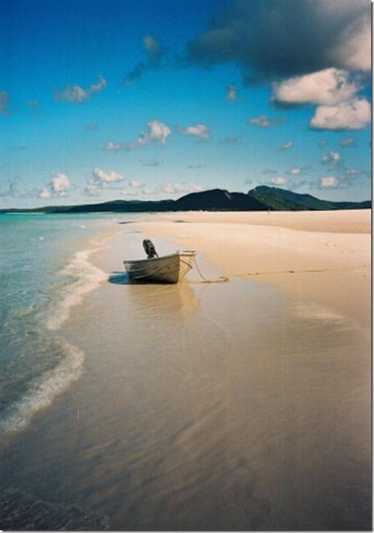 Whitehaven-Beach-Whitsunday-Island-Australia11-330x488
