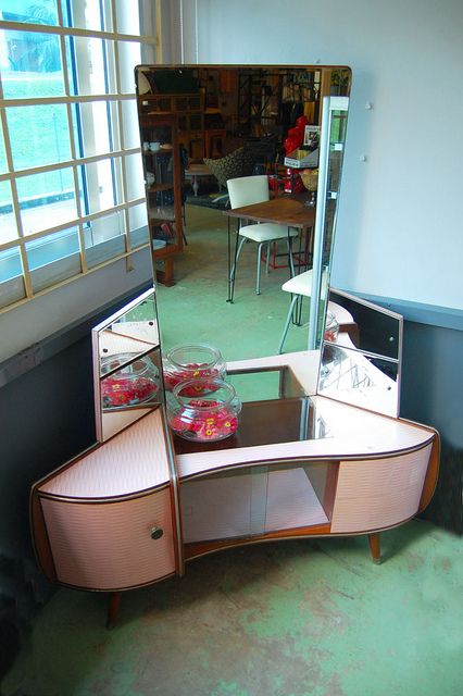 cute small sized corner vanity table design