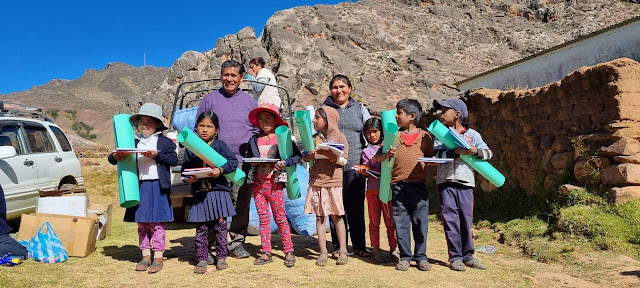 In Moroto Bolivien Schülergottesdienst und Schulmaterial für alle Kinder bringen. Für die Menschen in den Bergen ist es ein Lichtblick nach 2 Jahren Corona mit schweren Folgen besonders für die Landbevölkerung etwas Unterstützung von unerwarteter Seite zu bekommen. Von Menschen in Europa bis Australien. Länder welche sich die Kinder bis jetzt nicht einmal vorstellen konnten. Viele strahlende Kinderaugen auf der Tour durch die Berge entschädigen für alle Anstrengungen. Ich denke ich nehme die Fahrt durch die Berge als Aufnahmeprüfung für die Rallye Dakar 2023. Meinen Unterstützern und Freunden in aller Welt auf jeden ein herzliches Dankeschön.  Padre Hernán Tarqui