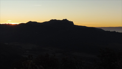 Siluetas deToloño y Peñalasdoce vistas desde la cima de Txulato al amandecer