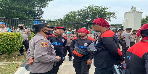 Polda Banten Amankan Aksi Unjuk Rasa Serikat Buruh Dengan Humanis