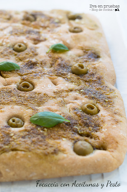 Focaccia de Pesto y aceitunas