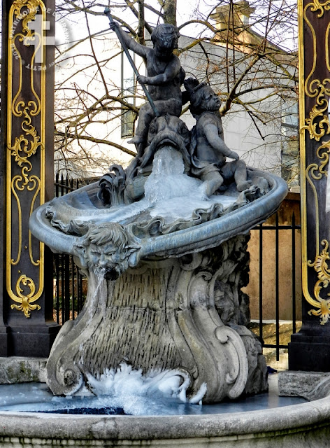 NANCY (54) - Place Stanislas : Fontaine de Neptune gelée !