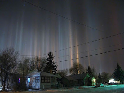 Los Pilares de luz atmosférica se presentan en condiciones atmosféricas muy especificas cuando hay cristales de hielo suspendidos en el aire durante los atardeceres.