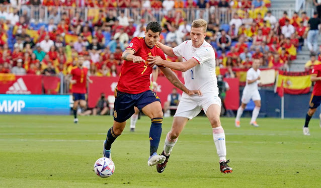 David Zima intenta frenar en falta a Álvaro Morata. SELECCIÓN DE ESPAÑA 2 SELECCIÓN DE REPÚBLICA CHECA 0 Domingo 12/06/2022, 20:45 horas. Liga de Naciones de la UEFA, fase de clasificación, Grupo A2, jornada 4. Málaga, España, estadio de La Rosaleda: 30.389 espectadores.