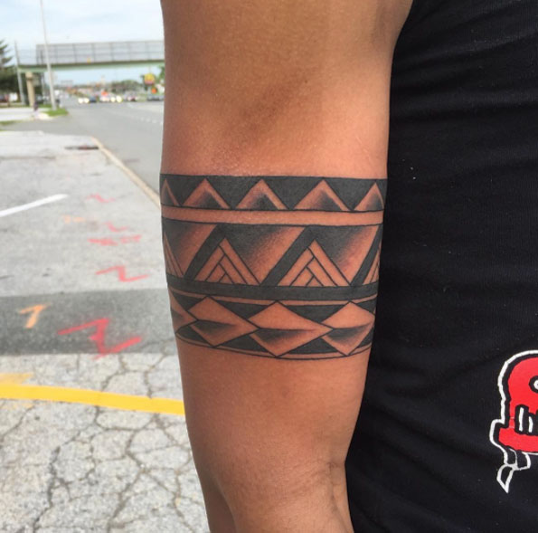 Este tribal tat