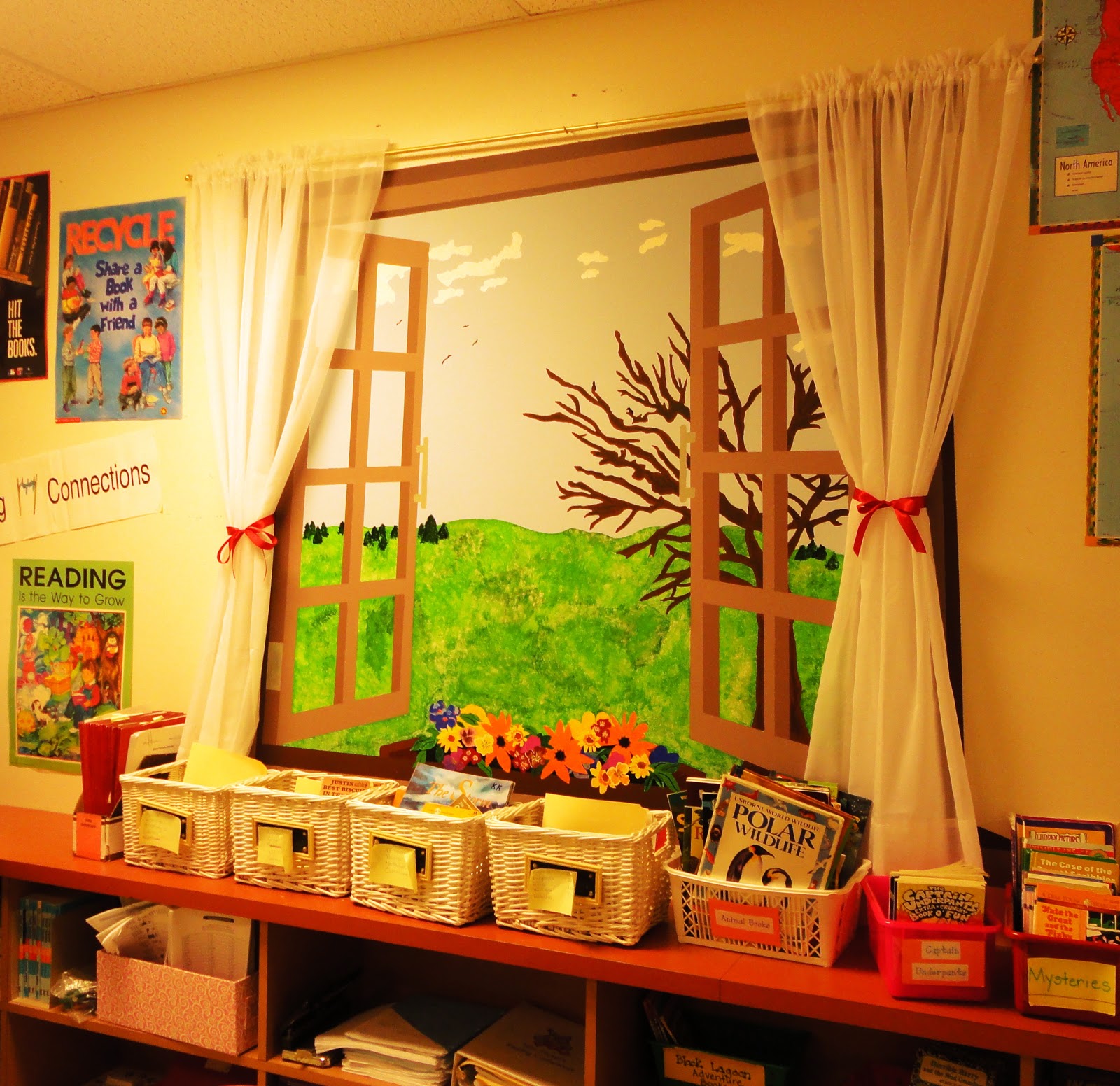 First Grade Spies: Classroom decorations to brighten your room...