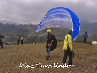 parachute at puncak