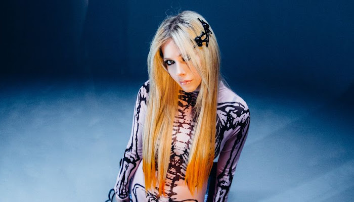 Cosmopolitan habla con Avril Lavigne sobre su nueva colaboración con Killstar