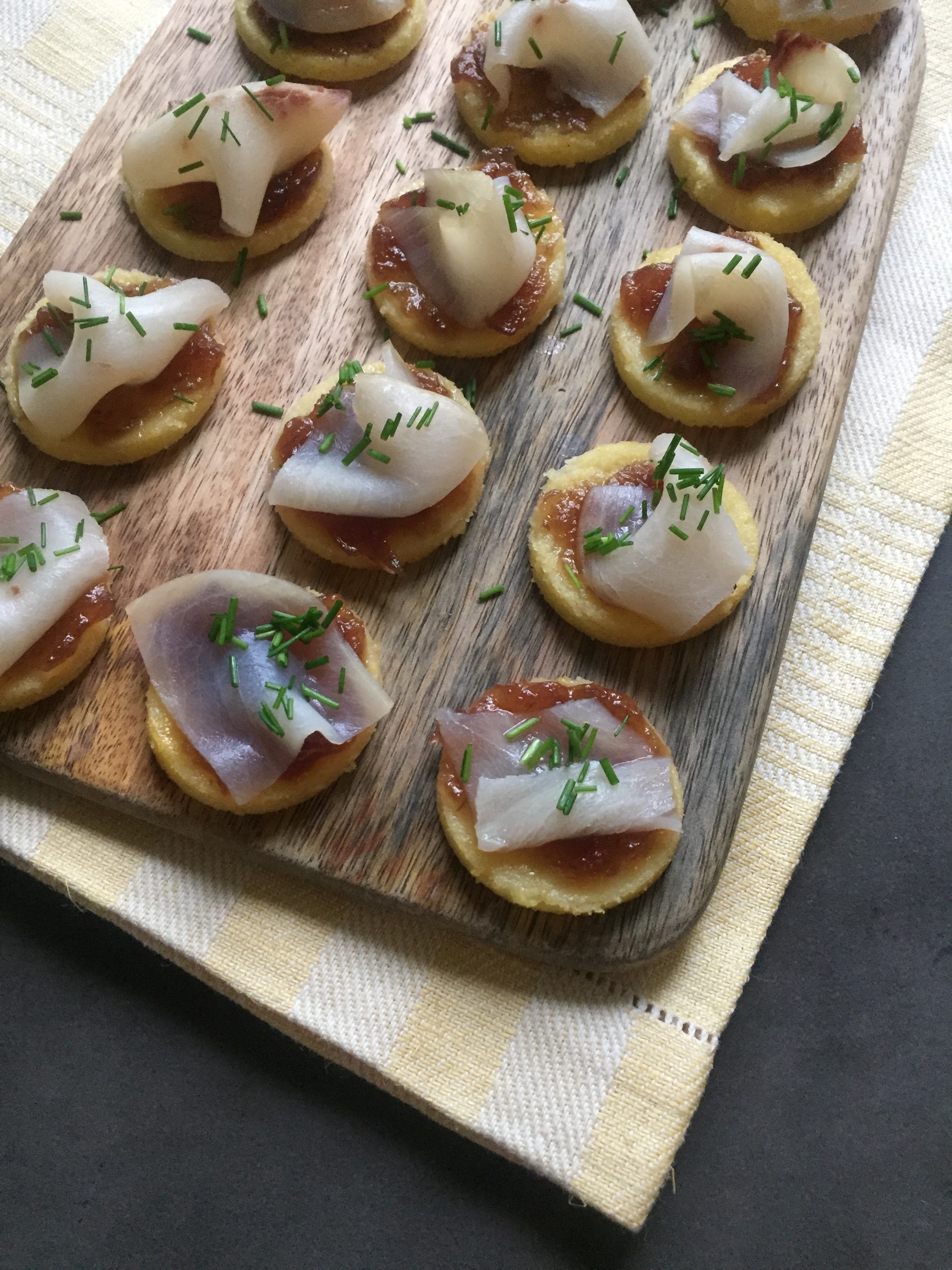 Polentine con composta di cipolle e spada affumicato