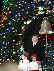 Фото Укринформ: новогодняя елка и Янукович