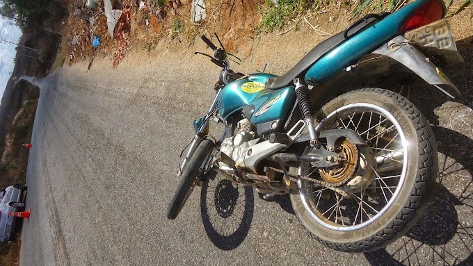 VARJOTA-CE: MOTOCICLISTA SEM CAPACETE FICA GRAVE AO COLIDIR COM CARRO CONDUZIDO POR PADRE 