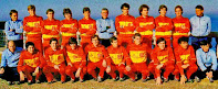 SELECCIÓN DE ESPAÑA - Temporada 1983-84 - Rubio (masajista) Maceda, Gordillo, Camacho, Buyo, Miguel Muñoz (seleccionador), Zubizarreta, Goicoechea, Salva, De Andrés, Vicente Miera (2º entrenador); Ángel Mur (masajista), Carrasco, Santillana, Marcos, Tente Sánchez, Señor, Rincón, Sarabia, Francisco y Álvarez del Villar (preparador físico) - ESPAÑA 0, HUNGRÍA 1 (Garaba) - 18/01/1984 - Partido amistoso - Cádiz, estadio Ramón de Carranza - Alineación: Buyo; Tente Sánchez, Maceda, Goicoechea, Camacho; Señor, De Andrés (Salva, 58'), Gordillo; Lobo Carrasco (Sarabia, 46'), Santillana y Rincón (Francisco, 46') - Foto de los concentrados en un entrenamiento previo