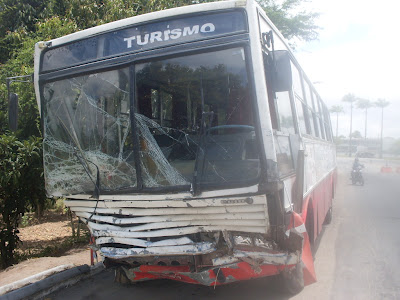 ACIDENTE ENTRE CARRETA E ÔNIBUS DEIXA MOTORISTA MORTO