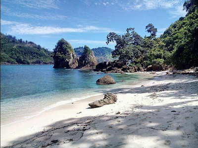 wisata pantai teluk asmoro