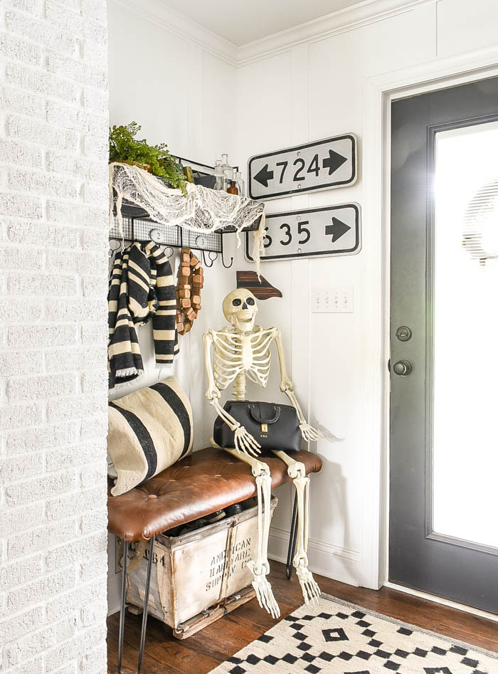 Budget-friendly Halloween decorating ideas to create the perfect spooky Halloween home for less. #halloween #halloweendecor #spooky #halloweenideas