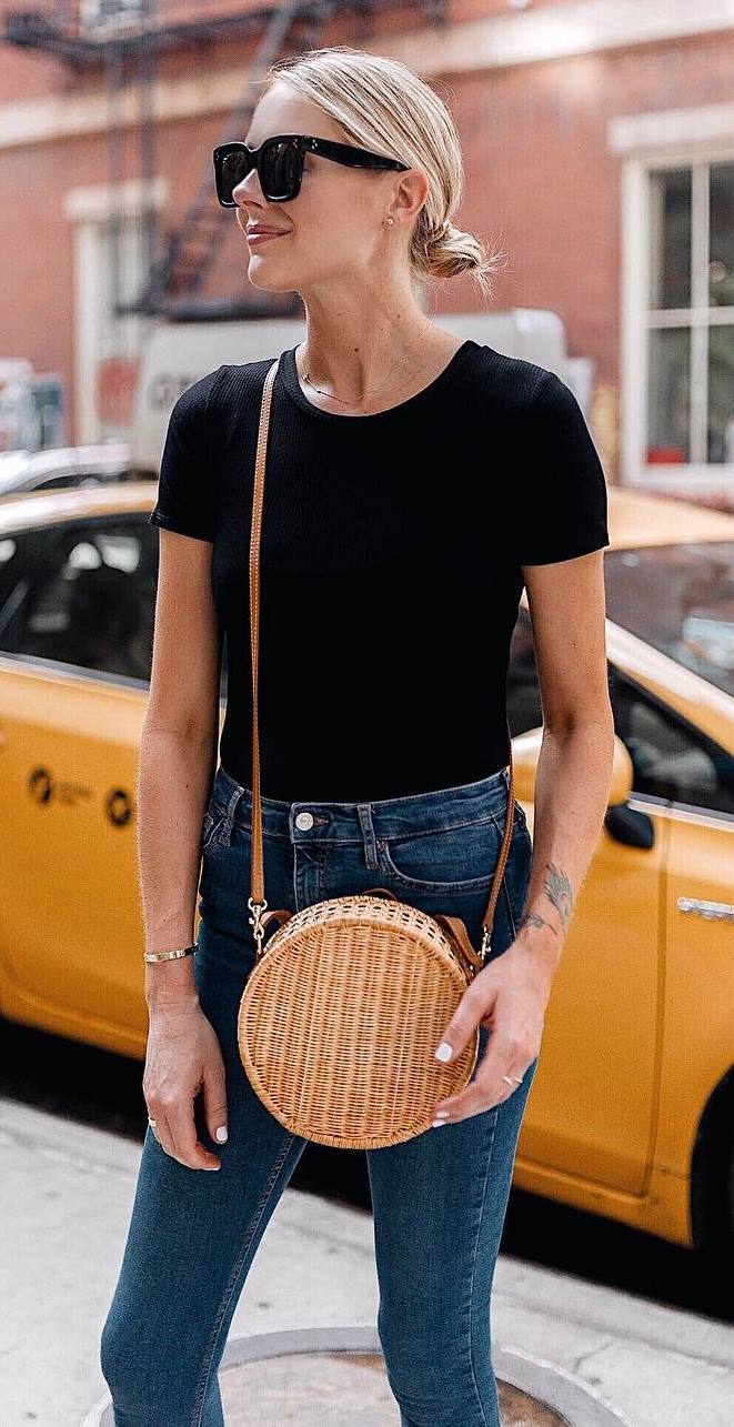 outfit of the day | black t-shirt + round bag + skinny jeans