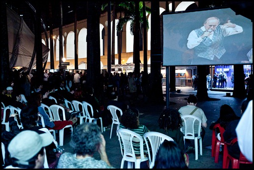 Exibição do documentário "Cortina de fumaça" no Circo Voador. Logo em seguida foi realizado um debate entre os participantes do filme e o público pode fazer suas perguntas sobre o filme aos especialistas. Estiveram presentes, o delegado Orlando Zaconne, o professor de direito da FGV Pedro Abramovay, o secretário de estado de meio ambiente, Carlos Minc e o neurocientista da UFRJ João ...