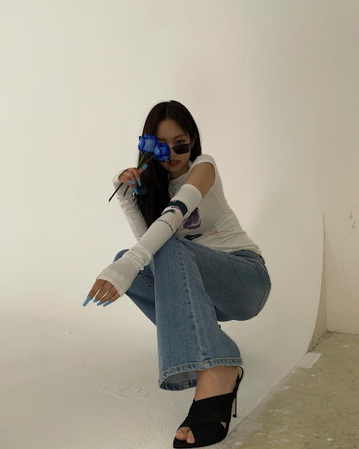 Jennie's outfit.