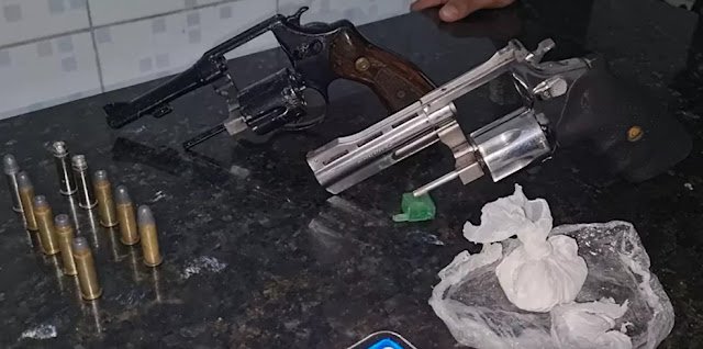 CASAL É APREENDIDO COM VEÍCULOS, ARMAS DE FOGO E COCAÍNA EM CARUARU