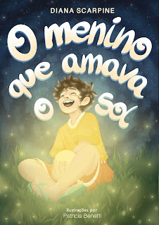 Capa de “O menino que amava o sol”: personagem Pedro (menino de uns 5 anos, cabelos cacheados, olhos cor de caramelo, camiseta amarela, short laranja e sandália de dedo), sentado na grama com o sol em seu colo. Ao seu redor, estão o universo e as estrelas. Ele sorri.