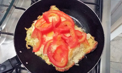 Abobrinha na frigideira, por cima queijo minas padrão light ralado e tomate em rodelas