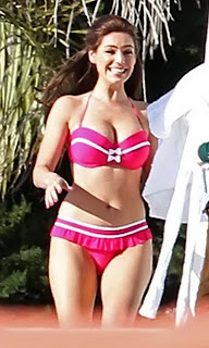 Kelly Brook big breast in bikini photoshoot