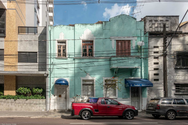 Casa com dois andares na Rua Presidente Carlos Cavalcanti