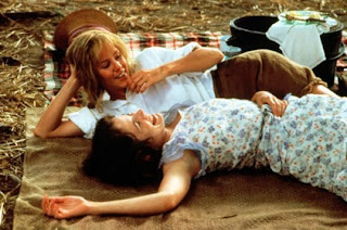 Igdie (interpretada por Mary Stuart Masterson) e Ruth (interpretada por Mary-Louise Parker)deitadas num piquenique