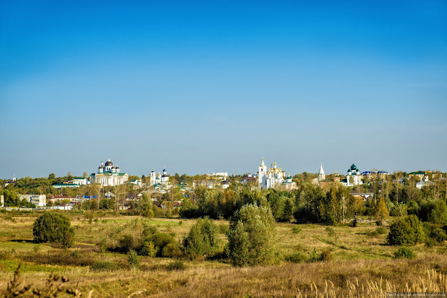 Белоснежные храмы в городе