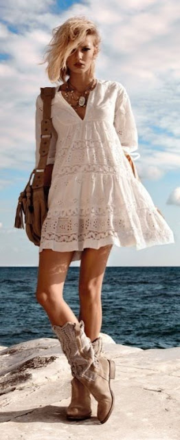 Looks boho chic boemio botas e vestido branco tendencia verão 2015