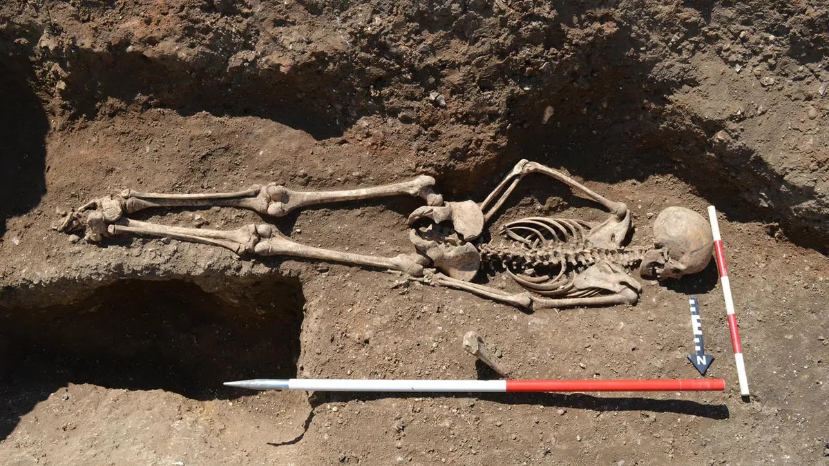Τα σκελετικά λείψανα του 15χρονου κοριτσιού που θάφτηκε μπρούμυτα και πιθανότατα με δεμένους αστραγάλους στη μεσαιωνική Αγγλία. [Credit: © MOLA Headland Infrastructure]