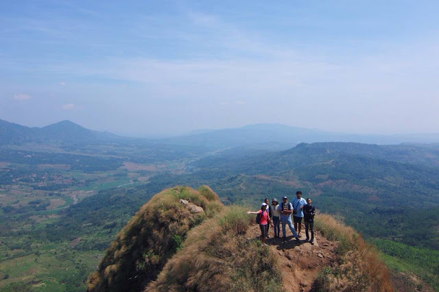 foto pemandangan di puncak gunung batu jonggol