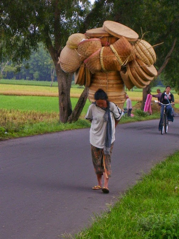 Ibu Tua Penjual Kue - Miskin Tidak Harus Mengemis