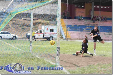 intento de portera guzman por evitar desvio de jessi y autogol de hernandez mas choque con toledo. (4)