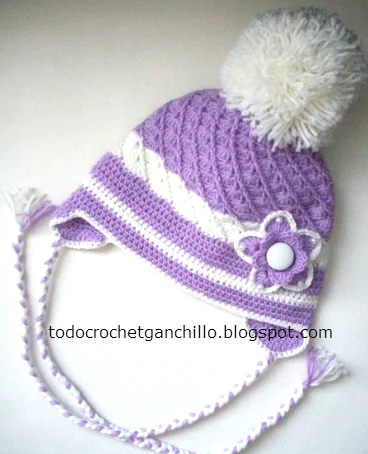 gorro crochet con flor aplicada y trenzas.