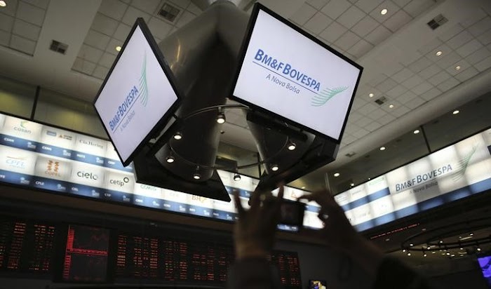 Ibovespa tem leve alta após reforma trabalhista avançar, mas cautela e exterior limitam movimento