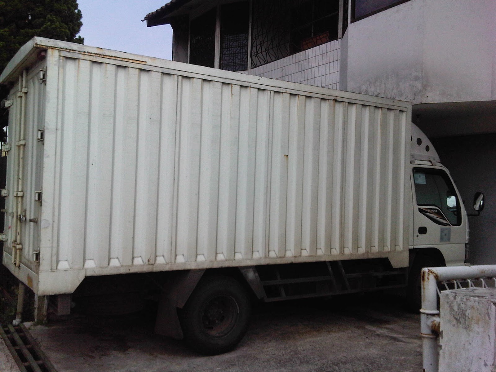 Sewa Truk Engkel Box Di Surabaya