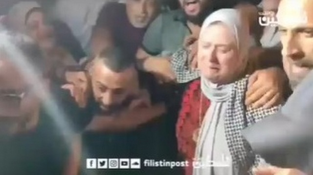 Tahanan Palestina Abus Salam Shbaro bersatu kembali dengan ibunya setelah MENYENTUH HATI: Tahanan Palestina Abus Salam Shbaro bersatu kembali dengan ibunya setelah 16 tahun berada di balik jeruji penjajahan Israel