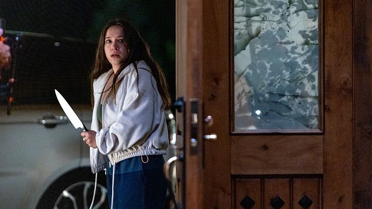 A atriz Gideon Adlon como Parker no filme 'Isolamento Mortal', de John Hyams