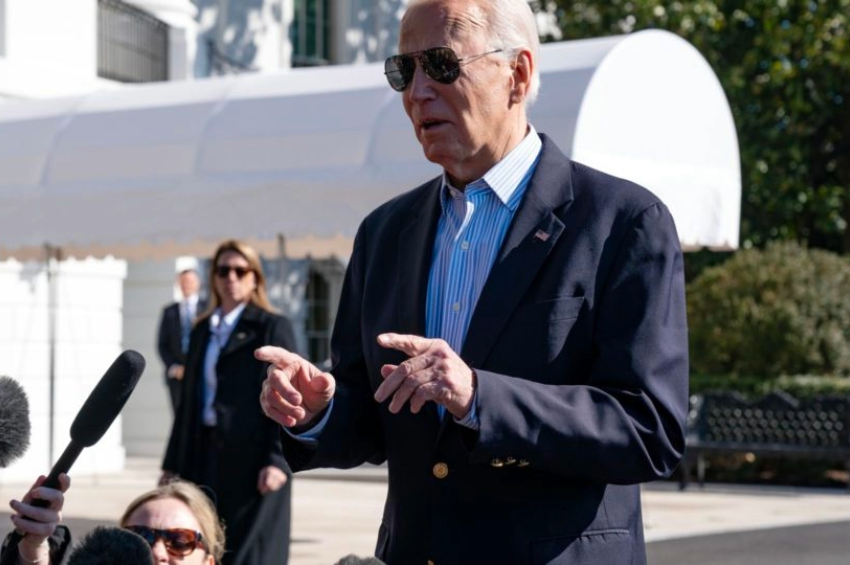 O presidente dos EUA, Joe Biden, fala com a imprensa no gramado sul da Casa Branca antes de embarcar no Marine One em Washington, DC, a caminho de uma visita em Brownsville no Texas| Foto: EFE/EPA/LEIGH VOGEL/PISCINA