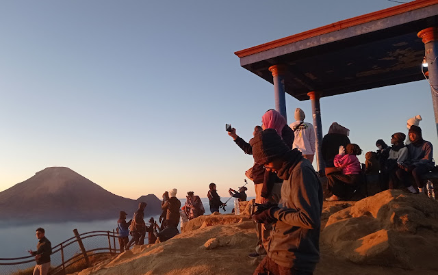 suasana rame menunggu sunrise di puncak Dieng