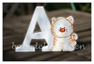 letra A de madera con gatito para apoyar babydelicatessen