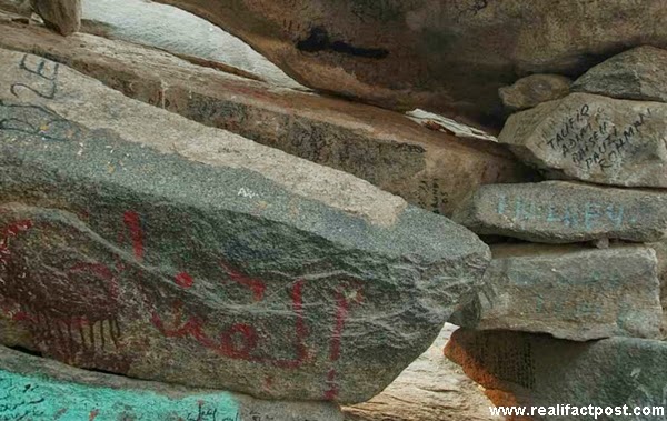 Melihat Ruangan Gua Hira Dari Dalam