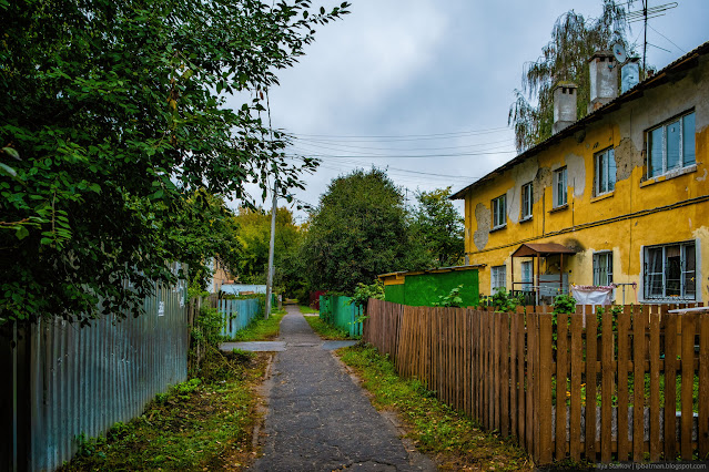 Пешеходная дорожка среди домов