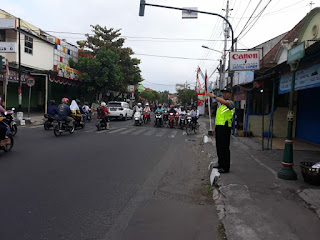 Yanmas Pagi Polsek Mergangsan Bantu Pengaturan Lalin di Jalan Kolonel Sugiyono