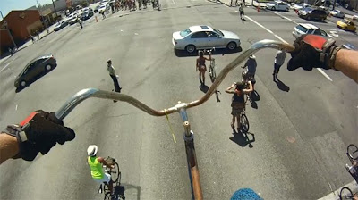 أمريكي يركب دراجة هوائية ارتفاعها 4 امتار بالفيديو