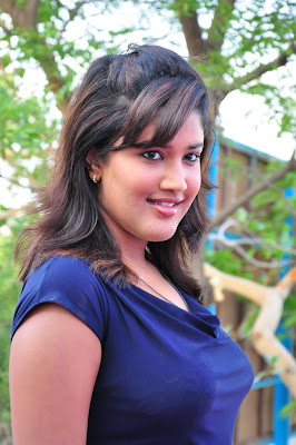 Tamil Acyress Hot Still With Smiling Face