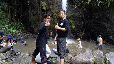 Mahasiswa KKN UINSA Dan STAIH Bersama Pemuda Kuduk-kuduk Gotong Royong Di Ekowisata Air Terjun